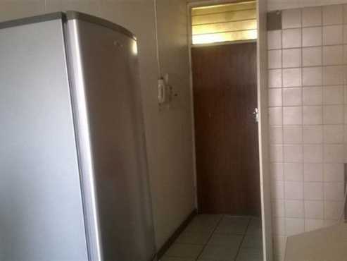 Melville open plan bachelor flat to let for R4000  Call 071-5600341 or whats app 081-8344092