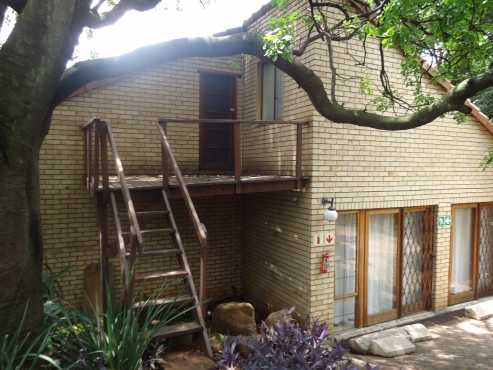 MENLOPARK - BACHELOR ROOM IN GARDEN WITH POOL