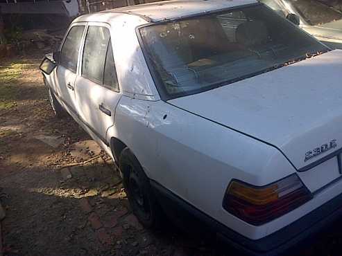 Mercedes 230 E for sale, to be repaired.