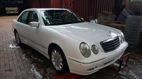 Mercedes Benz E320 PETROL 2001