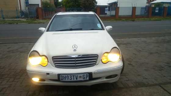 Mercedes C 200K Elegance, White with 117000km, for sale