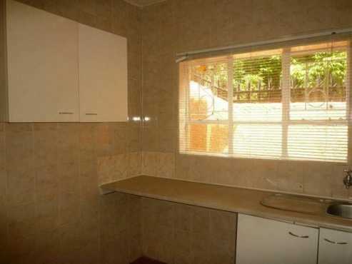 MIDRAND open plan bachelor flat R3 600pm Close to Vodaworld.