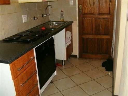 MIDRAND open plan bachelor flat R3 800pm secure complex