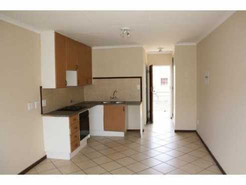 MIDRAND open plan bachelor flat R4000 secure complex