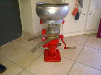 Milk separator, in good condition.