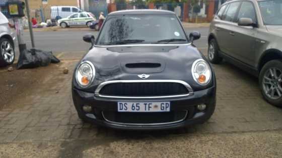 Mini Cooper s with sunroof with low km at bargain price  Accessories Electric window, electric mirr