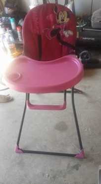 minny mouse eating chair