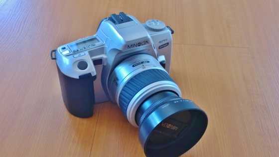 Minolta Dynax 404si film SLR Camera