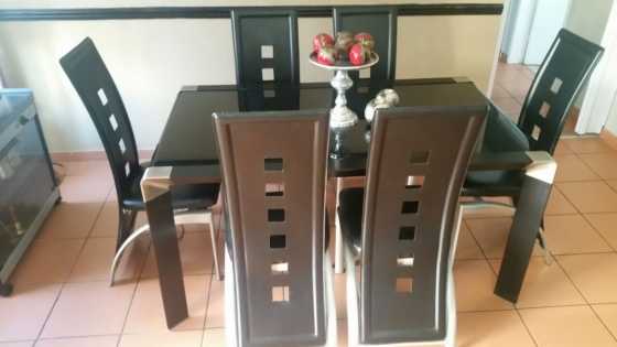 Modern Diningroom table with 6 chairs