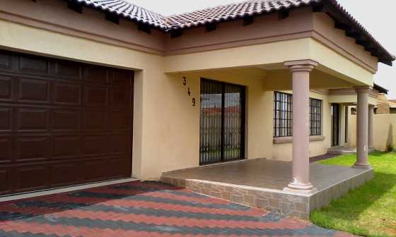 Modern Townhouse for sale within well established area in Bronkhorstspruit.