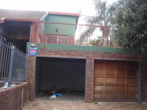 MOUNTAIN VIEW. FACE BRICK TILE ROOF HOUSE.4 Bedrooms with Double lock up Garages. Big stand