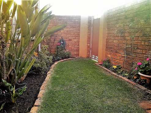 Neat 2 Bedroom Simplex with garden in popular and secure complex in Randhart , Alberton.