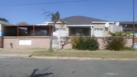 Neat 4 bedroom House in KENILWORTH joburg south for sale immediately