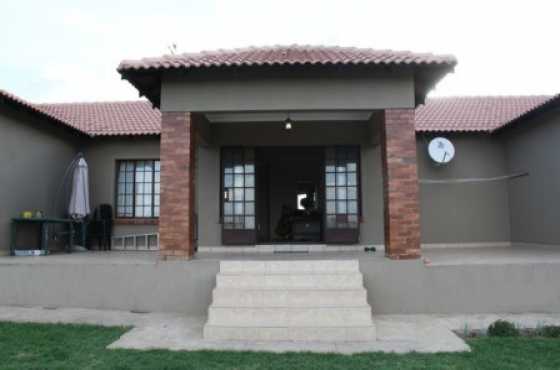 Neat spacious 2 bedroom cottage in Mnandi for hire