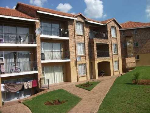 Neat top floor 2 Bedrooms to rent in Centurion