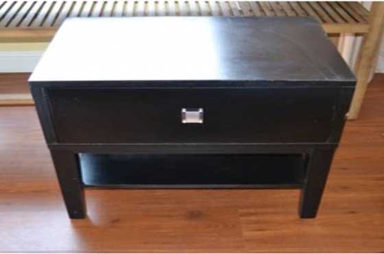 Never been used black pedestals with elegance and charm. Retails for R1999.