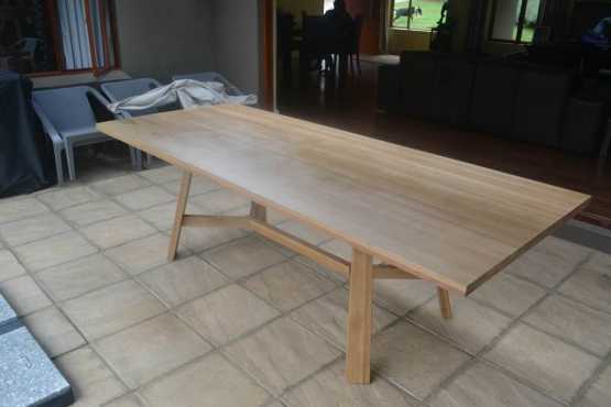 Never been used solid oak wood dining table. Retails for R9999. Contemporary, chic, solid