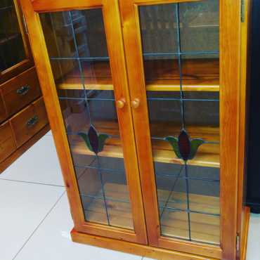 New leadglass bookcase