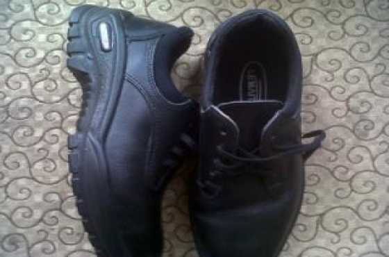 New Lemaitre safety shoes. Size 6.