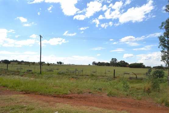 NEW ON THE MARKET ON TAR ROAD THIS ONE IS R200000 2.5 HECTARE