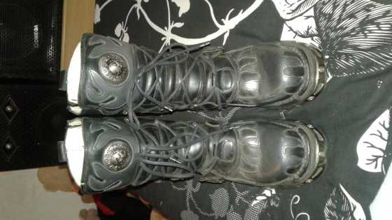 New rock boots size 7