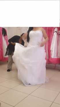 New wedding dress with petticoat for sale R2500