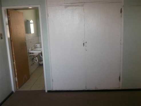 Newclare 1bed, bath kitchen lounge R2750