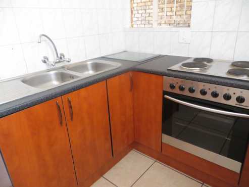 Newly renovated 3 Bedroom unit close to Gautrain in Zwartkop x 7