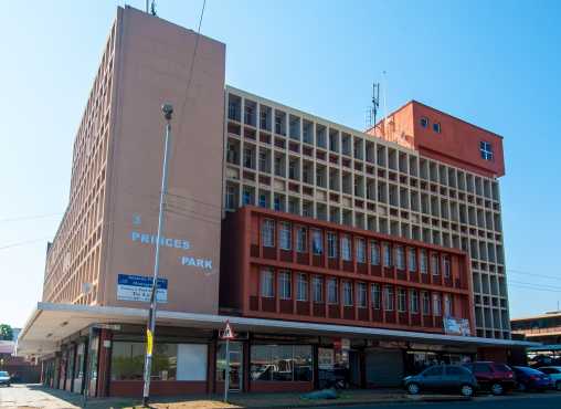 NEWLY RENOVATED BACHELOR FLAT. PRINCES PARK HEIGHTS.CORNER CHURCH AND PRINCES PARK STREET