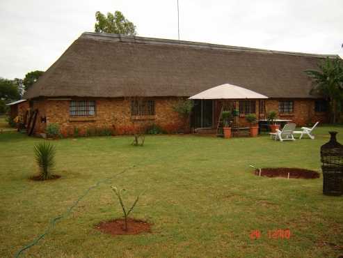 Nice 3 bedr.Thatchroof house on plot Kameeldrift. cell 0790731814 or 0636484041