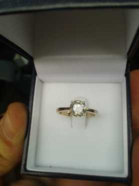 Nice gold ring with diamond