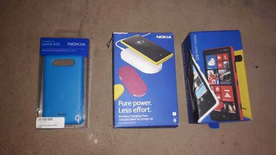 Nokia Lumia 820 with wireless charger