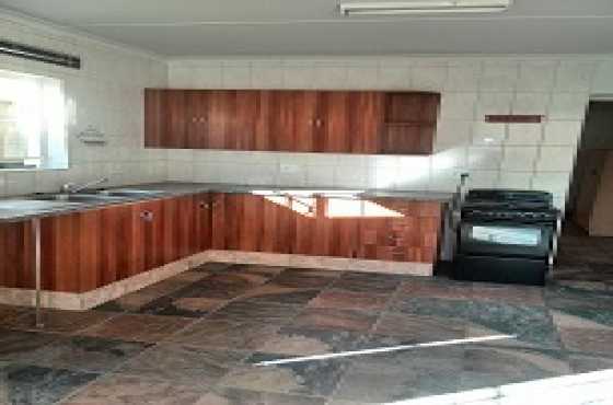 NORTHMEAD SQ ONE BEDROOM GARDEN FLAT R4000 excl