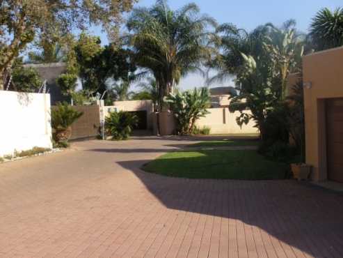 Not to be missed Beautiful cluster 3bed 2bath in San Marino Estate, Sunninghill to let