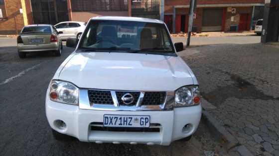 Np 300 nissan hard body 2011 petrol urgent sale