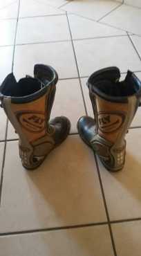 Offroad kiddies boots, size 5