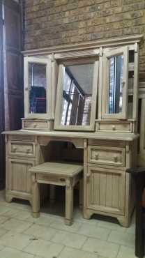 Old Cottage Bedroom Set