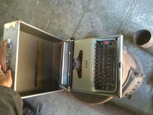 Olivetti Lettera 22 portable mechanical Typewriter for sale