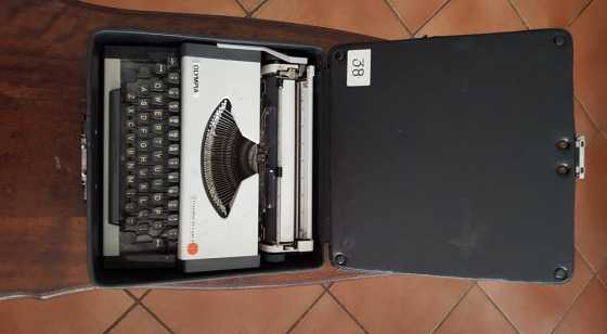 Olympia traveller de luxe S typewriter