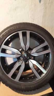 One Like New 20 inch Original Discovery 4 Black Pack mag with 2555020 Pirelli Scorpion Zero tyre 7