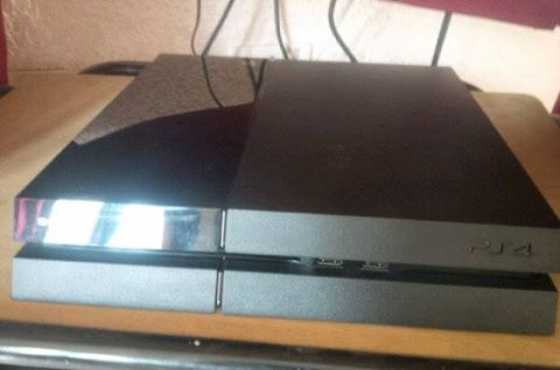 Ons het n 1 TB playstation 4 met 2 original games