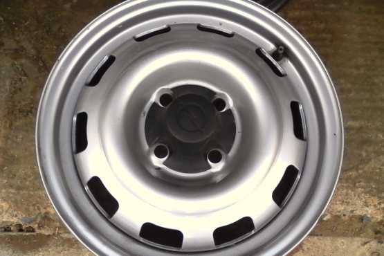 Opel 14quot rims with opel caps and nuts good condition