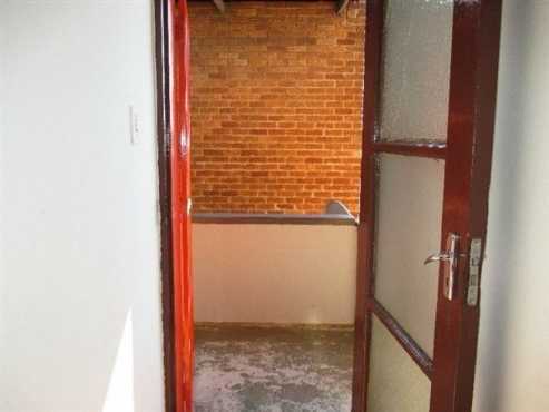 ORANGE GROVE Open plan bachelor flat to let for R2650 on Louis Botha