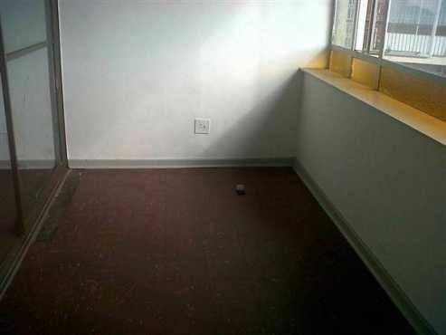 ORANGE GROVE Open plan bachelor flat to let for R2750 on Louis Botha available imm 011 039-1417