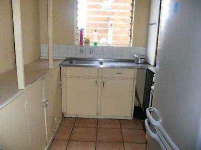 ORANGE GROVE Open plan bachelor flat to let R2750