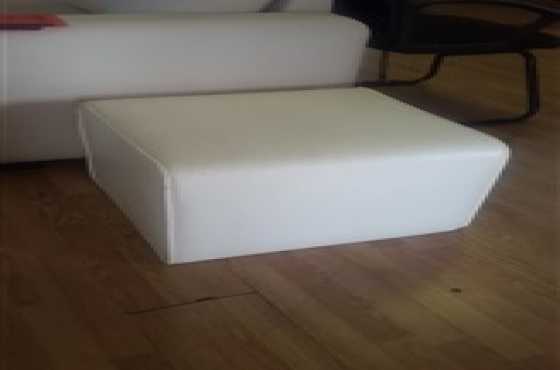 OTTOMAN WHITE PU (500x550) 2nd hand