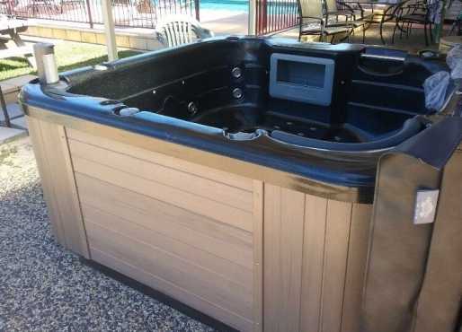 Outdoor  indoor spa Jacuzzis, pool, lap pool with new speakers