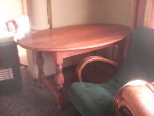 OVAL SOLID WOOD ANTIQUE TABLE