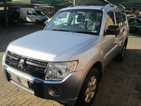 Pajero 3.2 Di-Dc GLS SWB AUTO AT 2010 with only 75 656 km Silver
