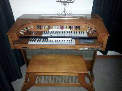 Paramount Delux Organ